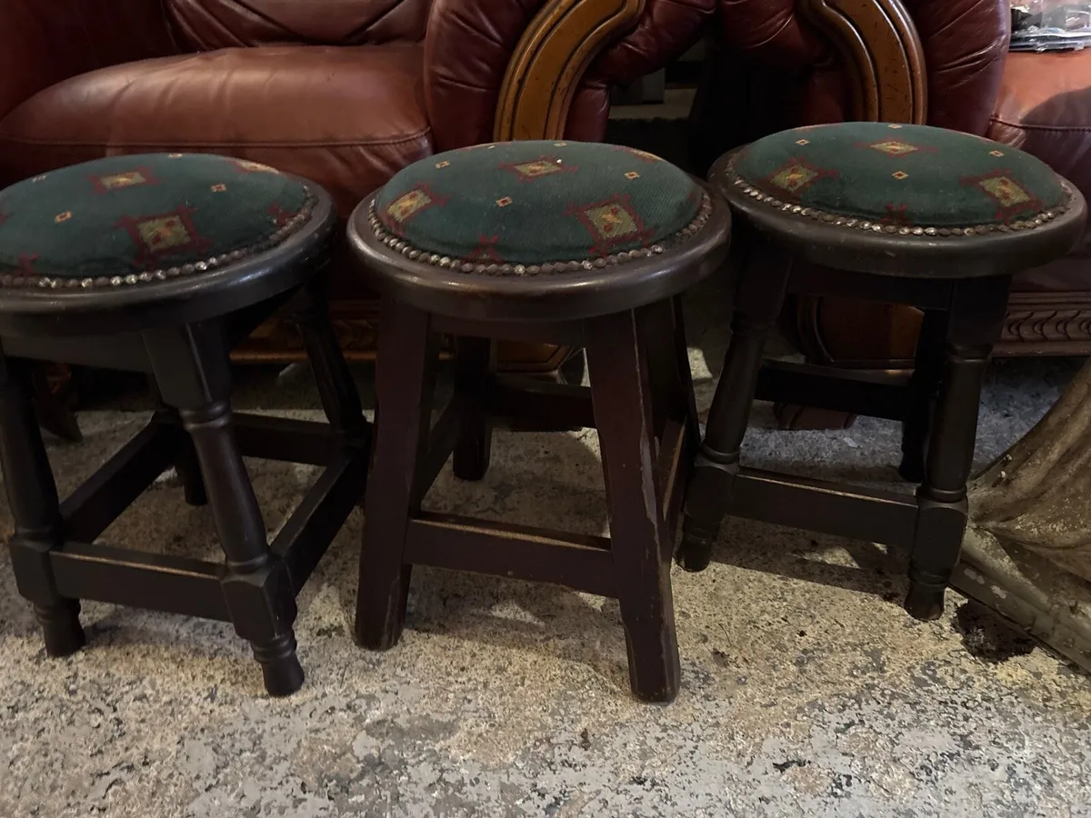 3 matching  bar stools - Image 1