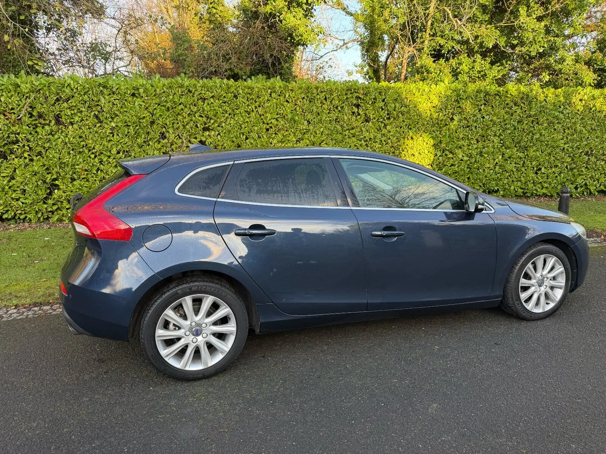 Volvo V40 1.6 T4 Auto – High Spec – Only 74,800 km - Image 3