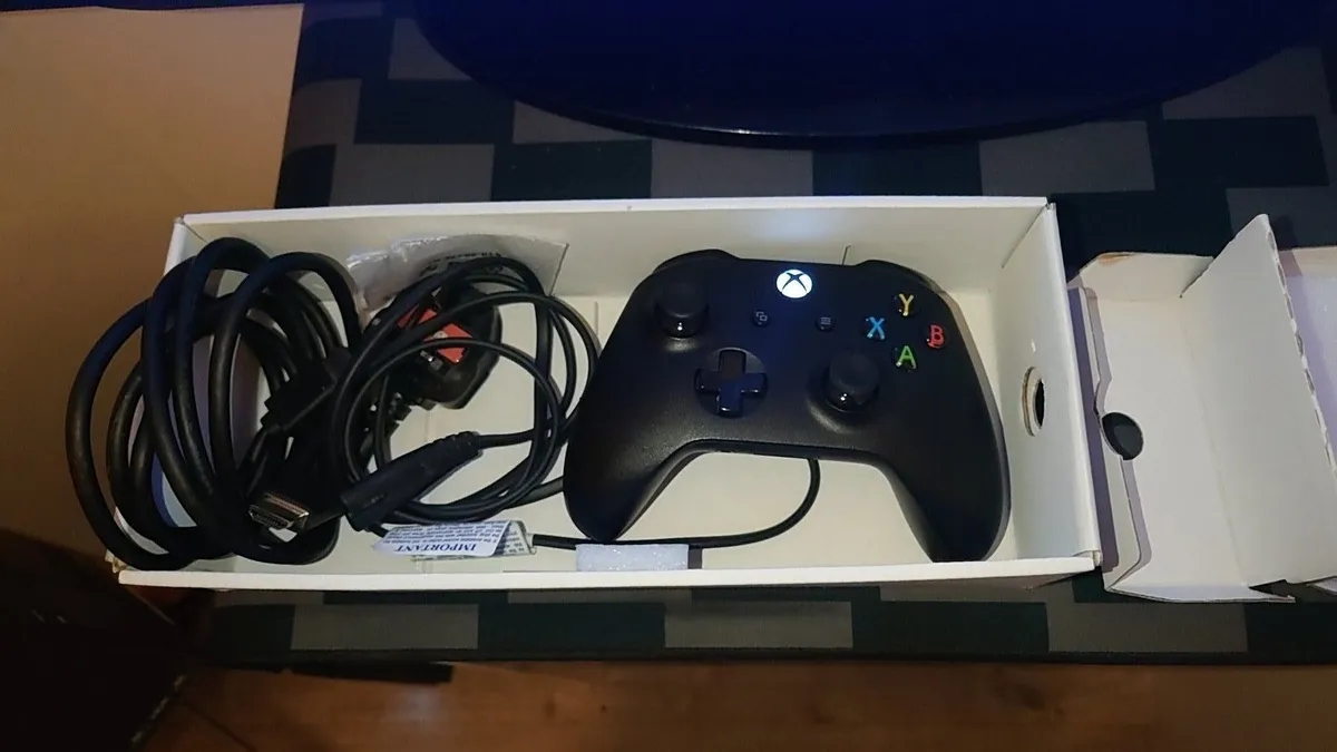 Xbox One X 2017 - Image 2