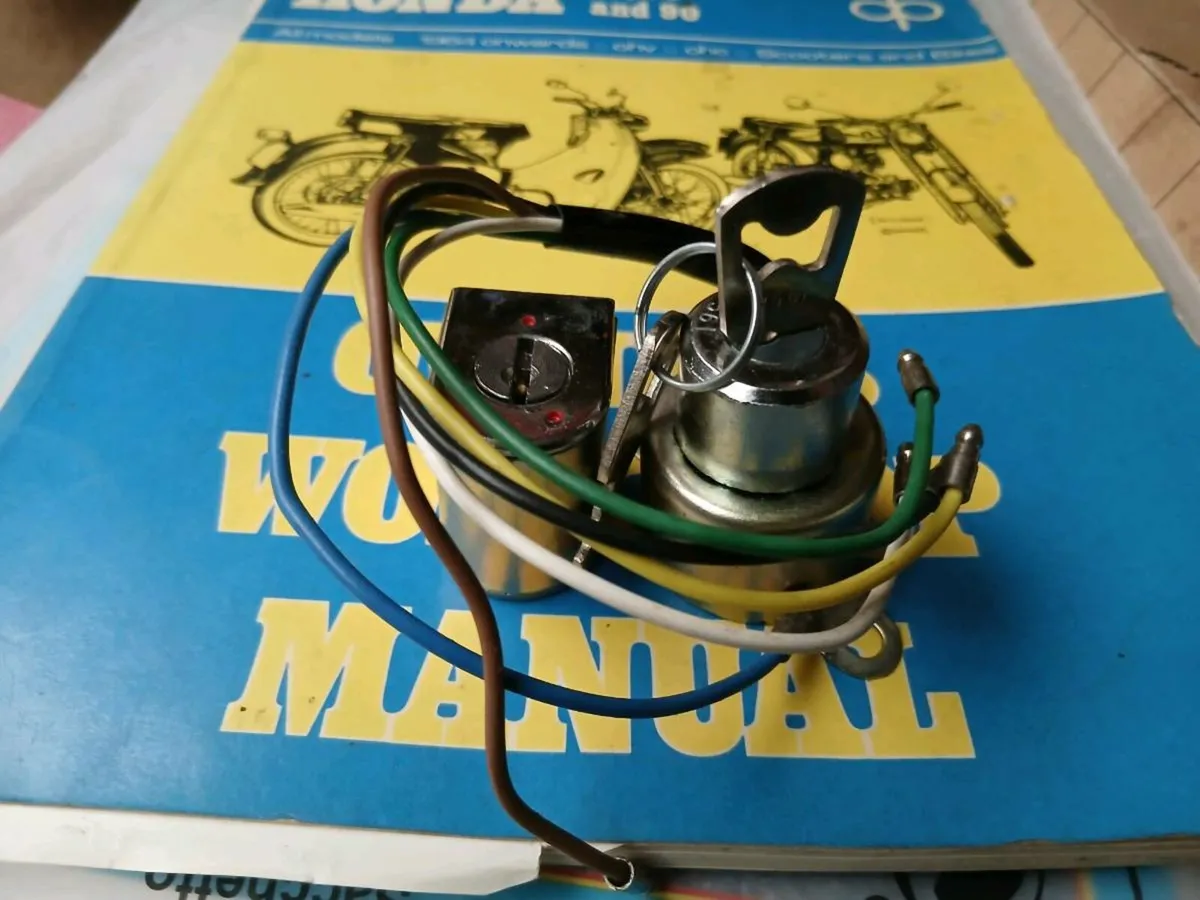 Honda 50 C100 ignition lock set. - Image 1