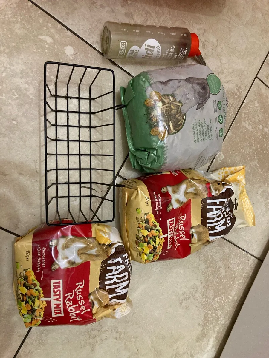 Rabbit hutch, cage & accessories - Image 4