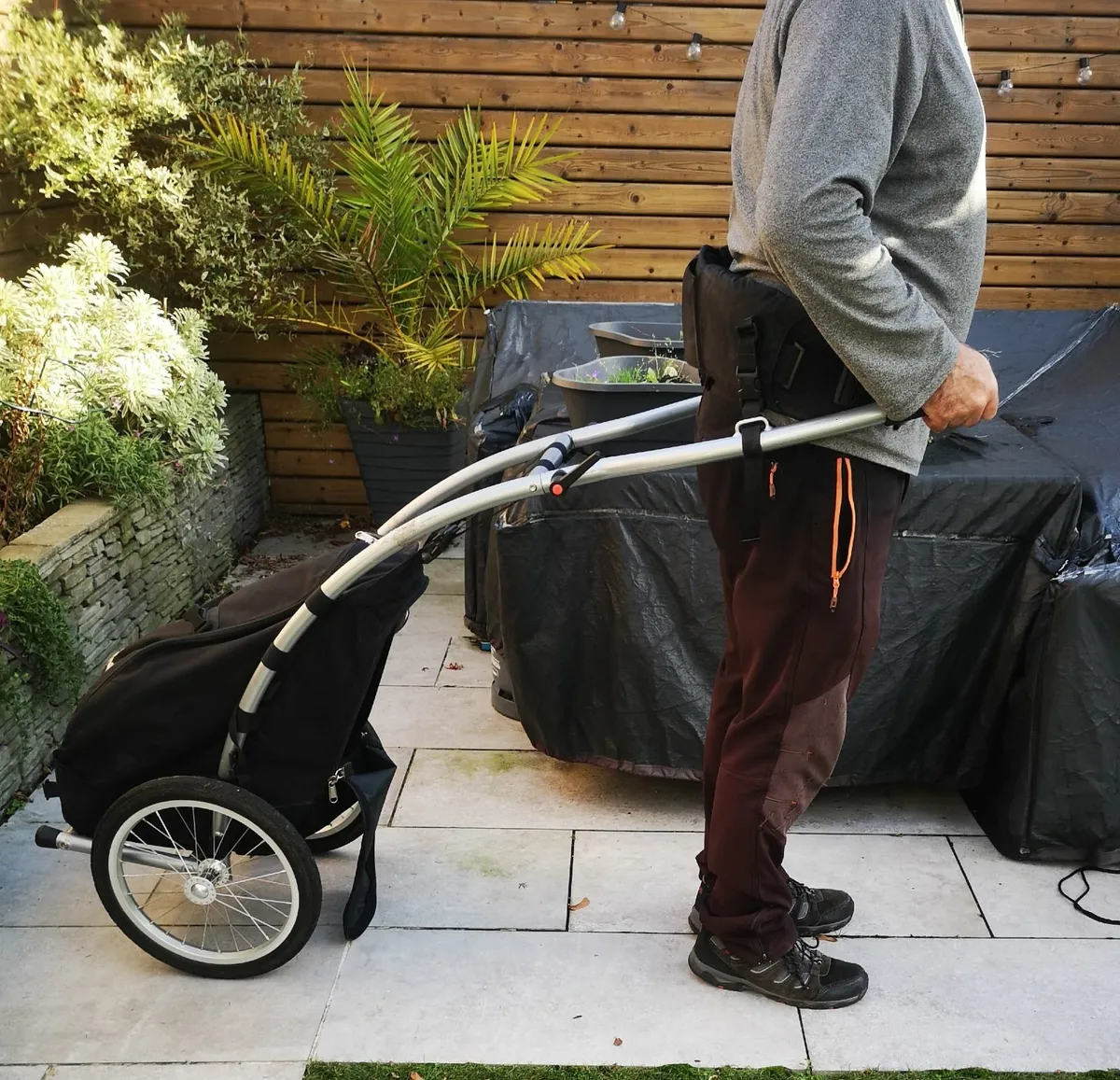 Hiking trailer - Image 1