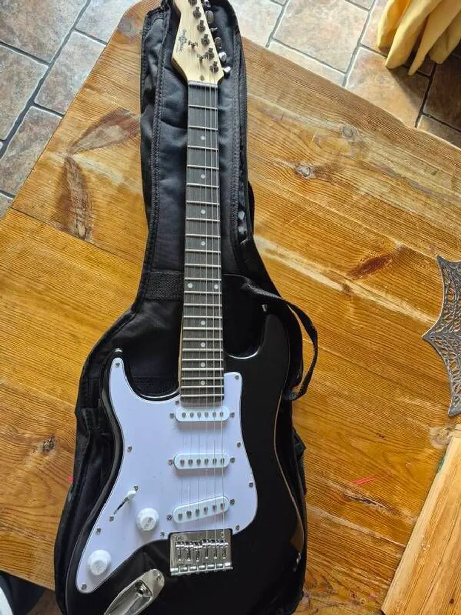 Left hand child guitar - Image 1