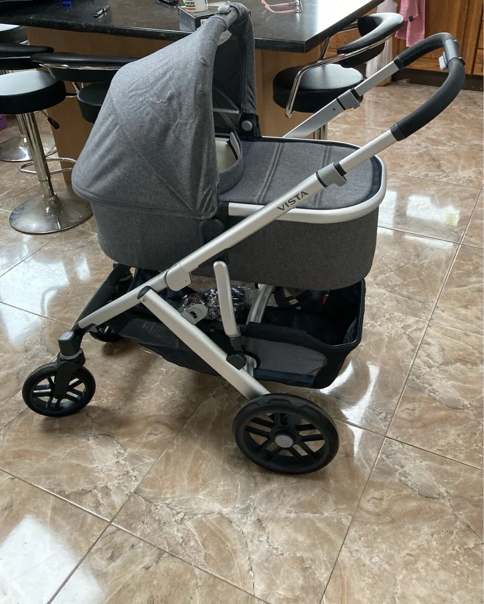 Uppababy Vista V2 Travel System - Image 1