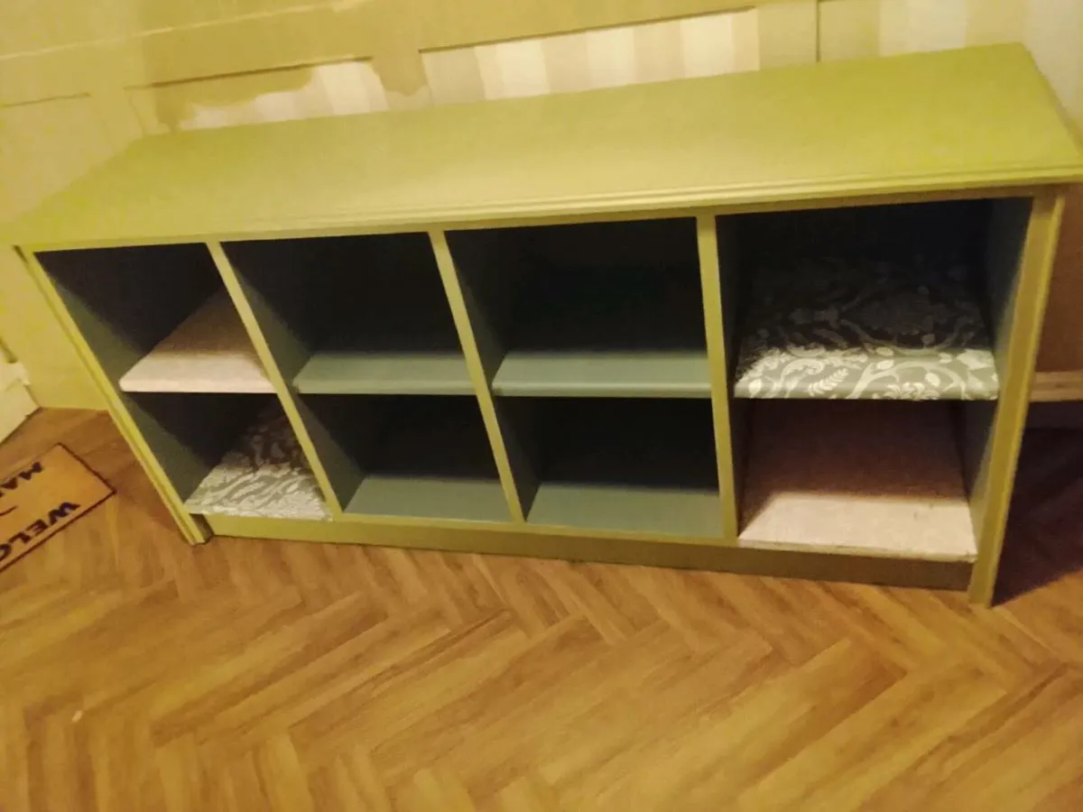 Large solid unit with 8 sections - Image 4