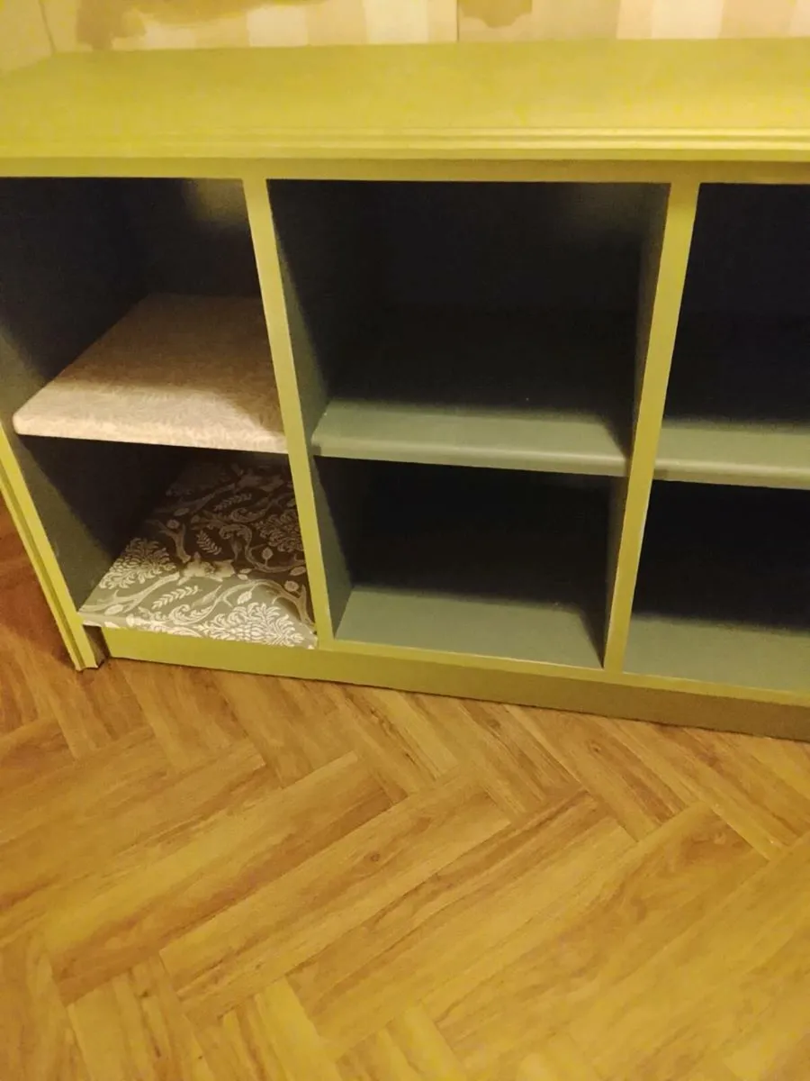 Large solid unit with 8 sections - Image 2