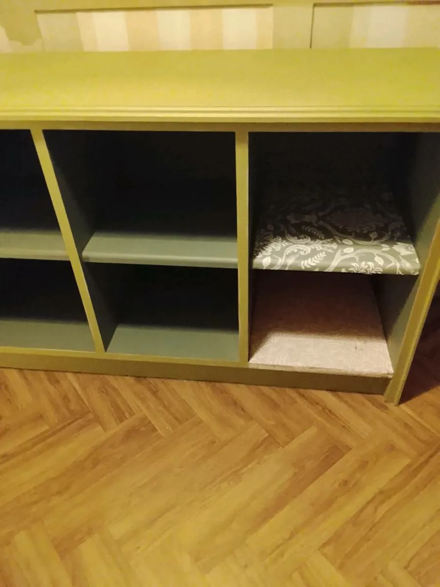 Large solid unit with 8 sections - Image 3