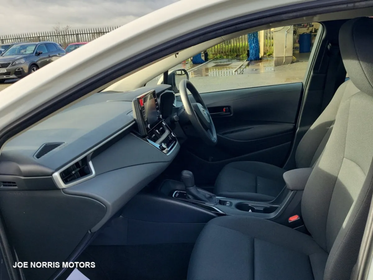 Toyota Corolla 1.8 HYBRID G-X - Image 4