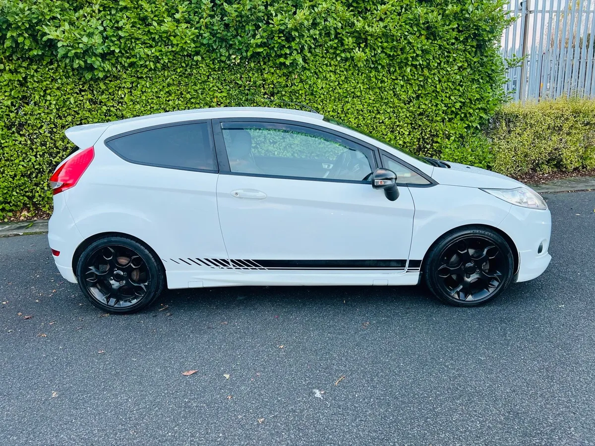 2011 Ford Fiesta 1.6 Zetec Sport - Image 2