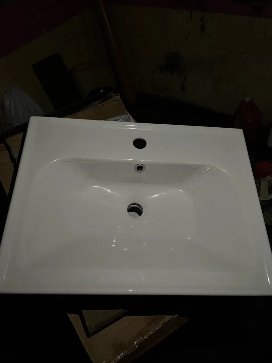 Variety of basins and bathroom accessories - Image 1