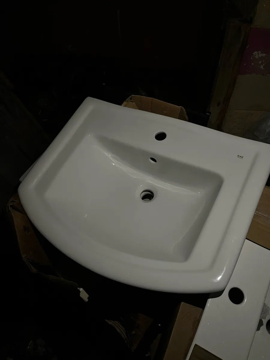 Variety of basins and bathroom accessories - Image 2