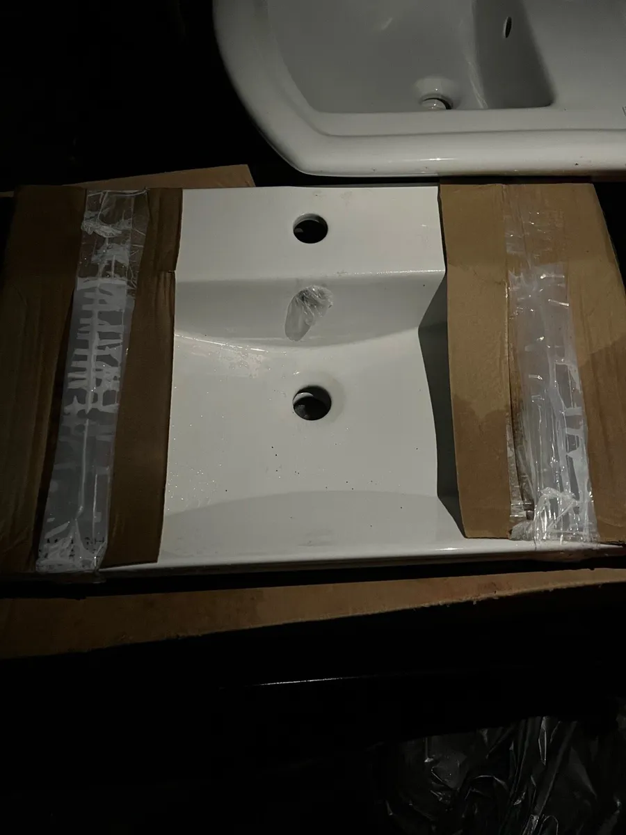 Variety of basins and bathroom accessories - Image 3