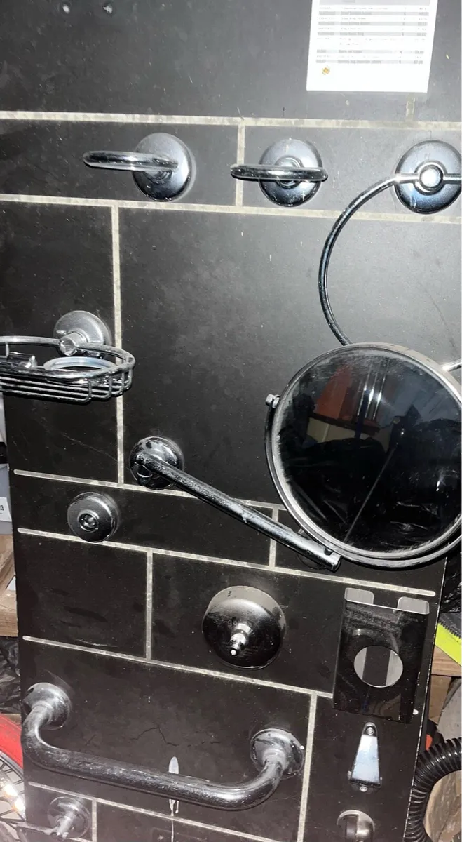 Variety of basins and bathroom accessories - Image 4