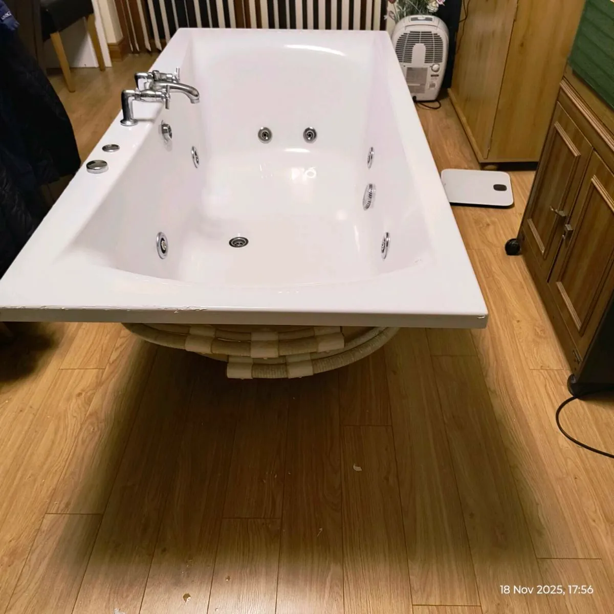 Jacuzzi bath - Image 1