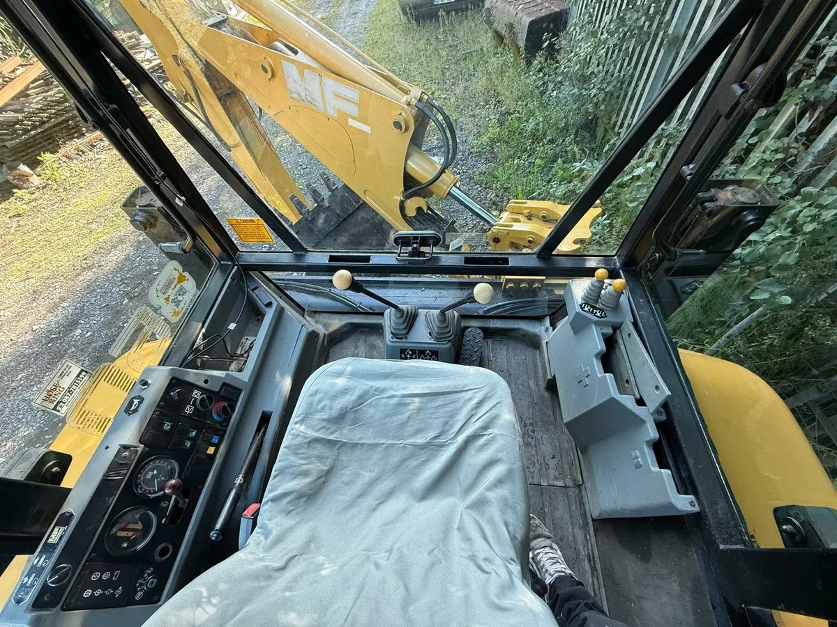 MF 860 Digger - Image 2