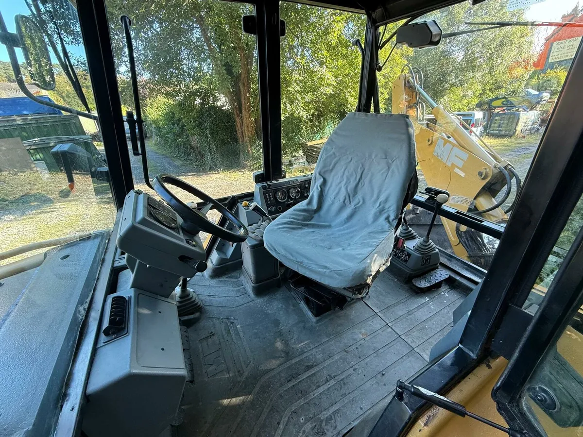 MF 860 Digger - Image 4