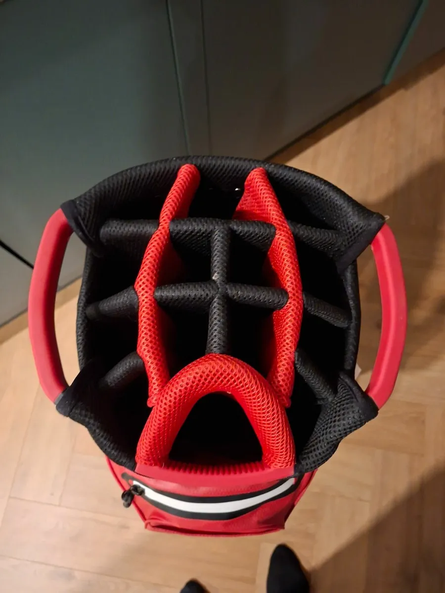 Srixon waterproof Golf bagBrand New with tafs on - Image 4