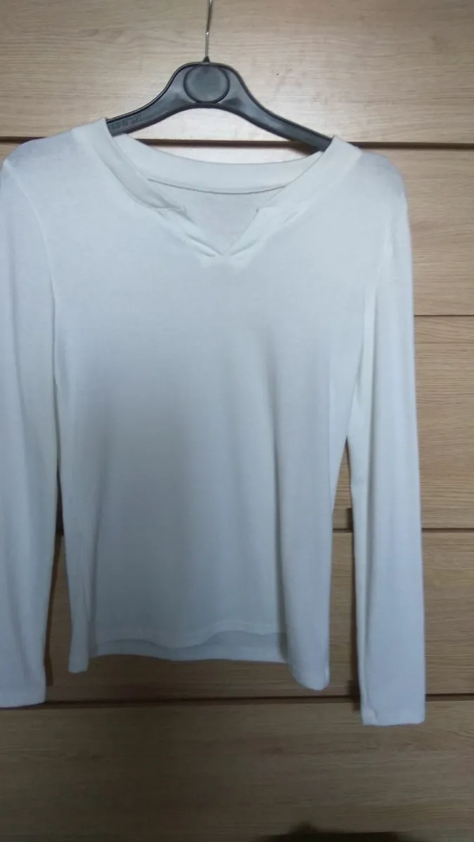 white top fits xs s m - Image 1