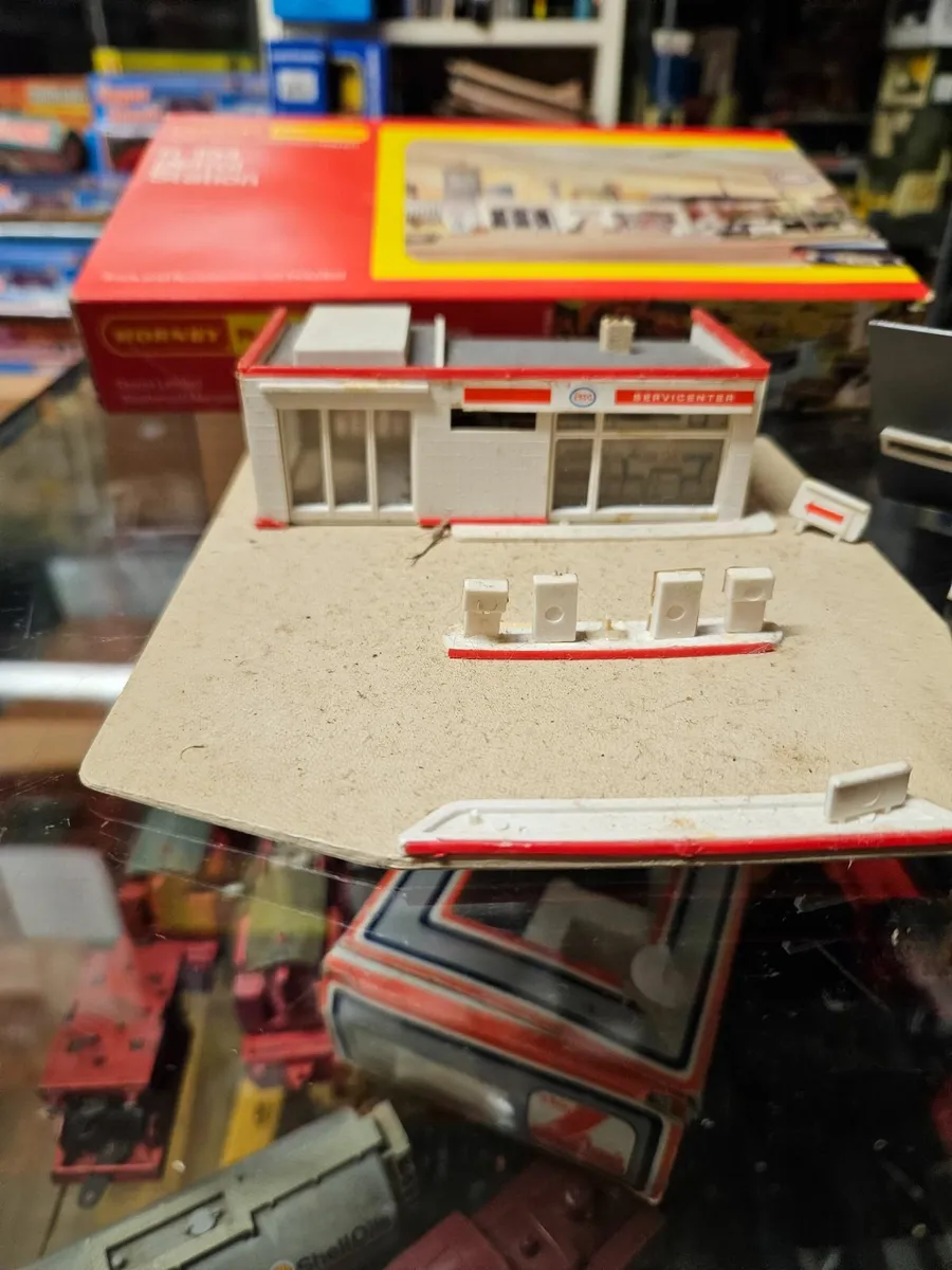 Hornby Triang Garage - Image 1