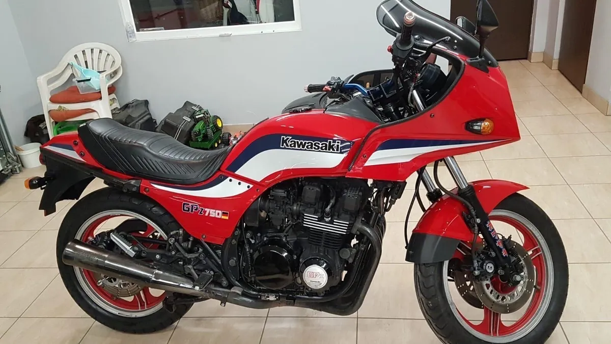 Kawasaki gpz750 ut - Mint new parts - Image 1