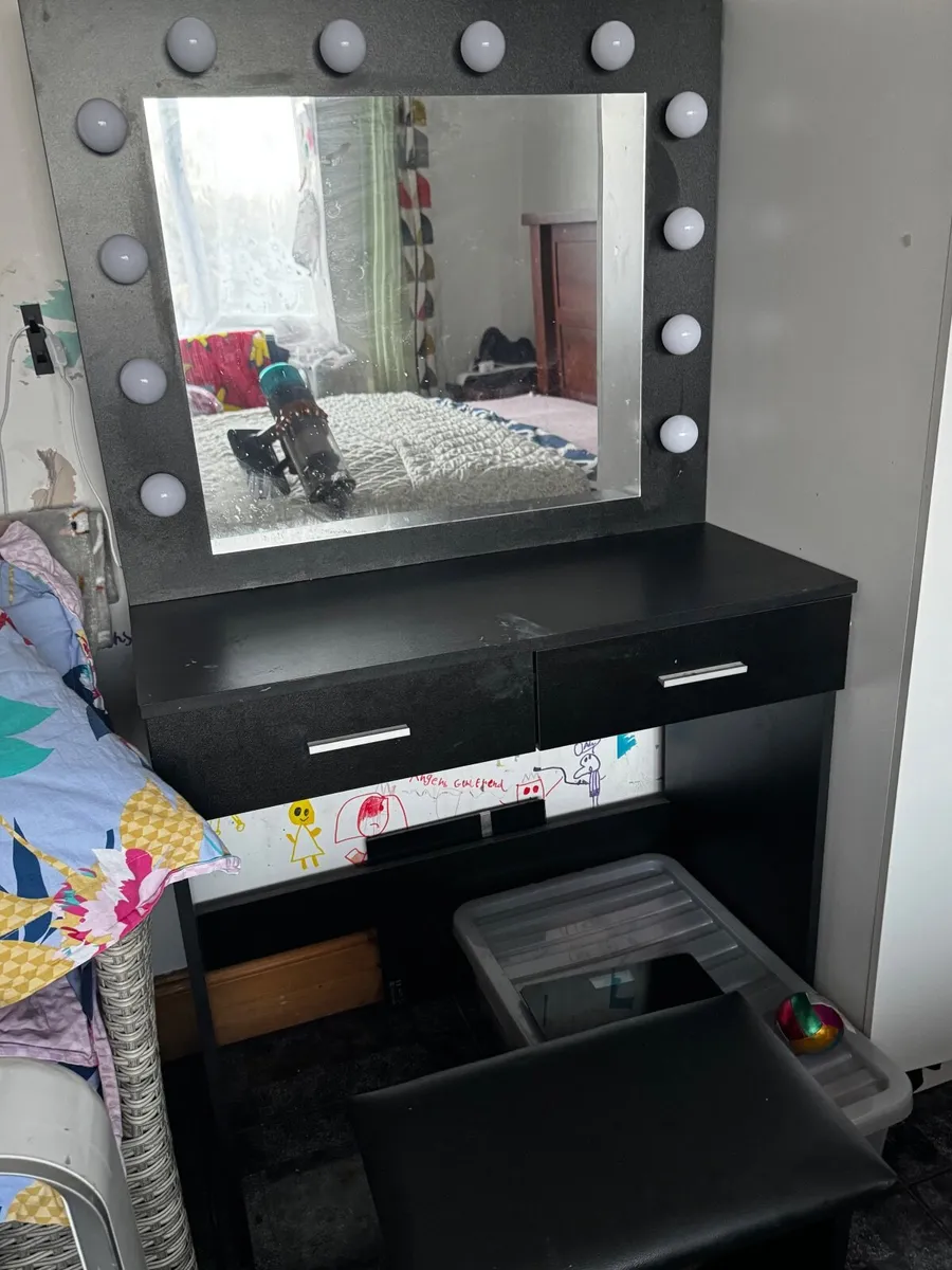 Dressing table and 4 chairs - Image 2