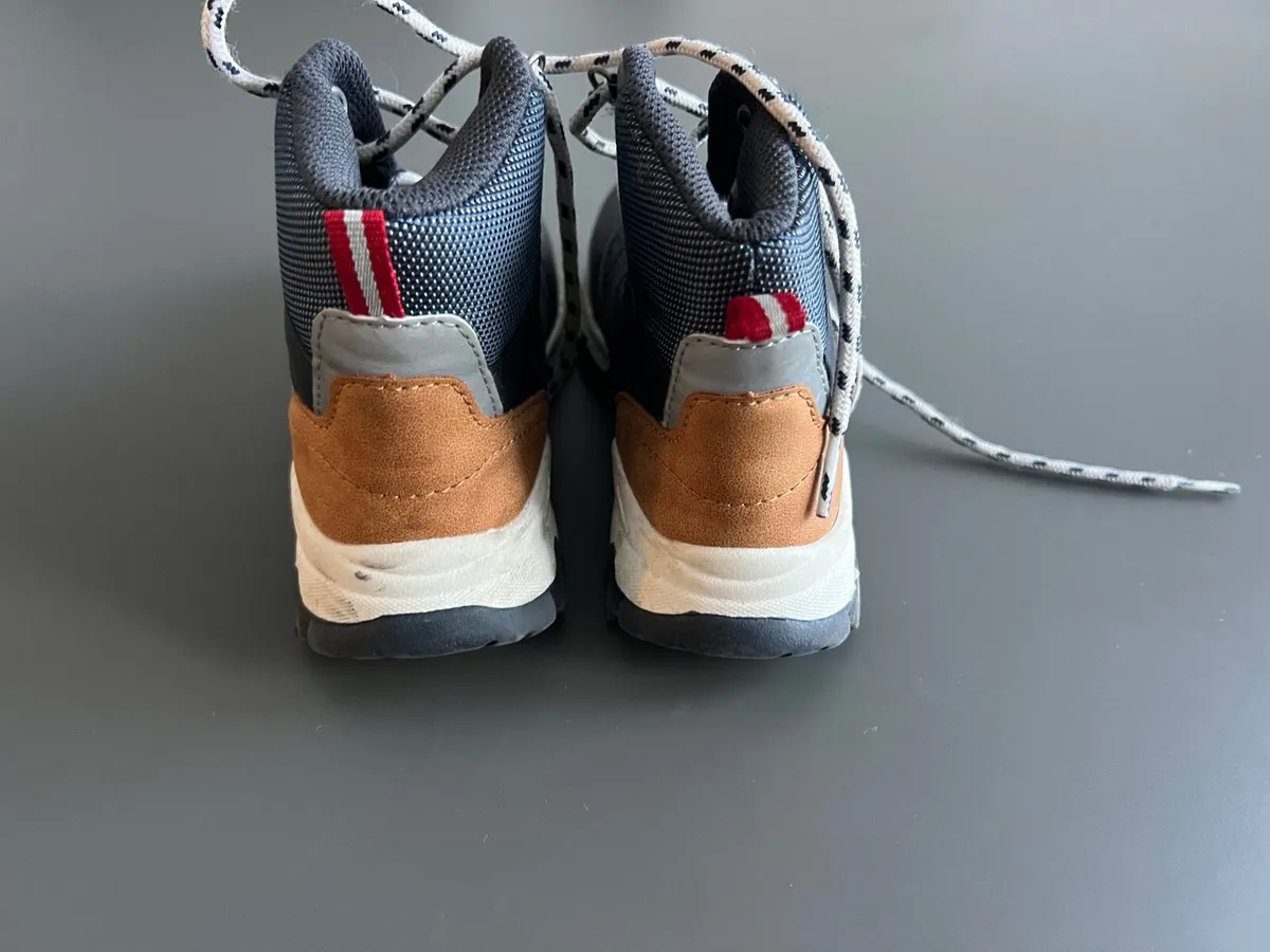 Shoes size 11UK like New, for children - Image 2