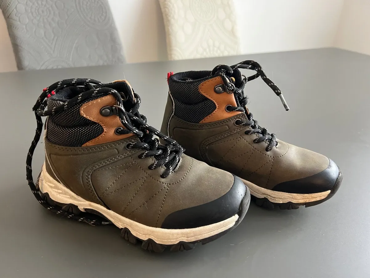 Shoes size 13 UK Like New for children - Image 2