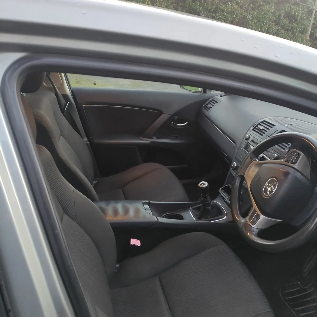 Toyota Avensis 2011 - Image 2