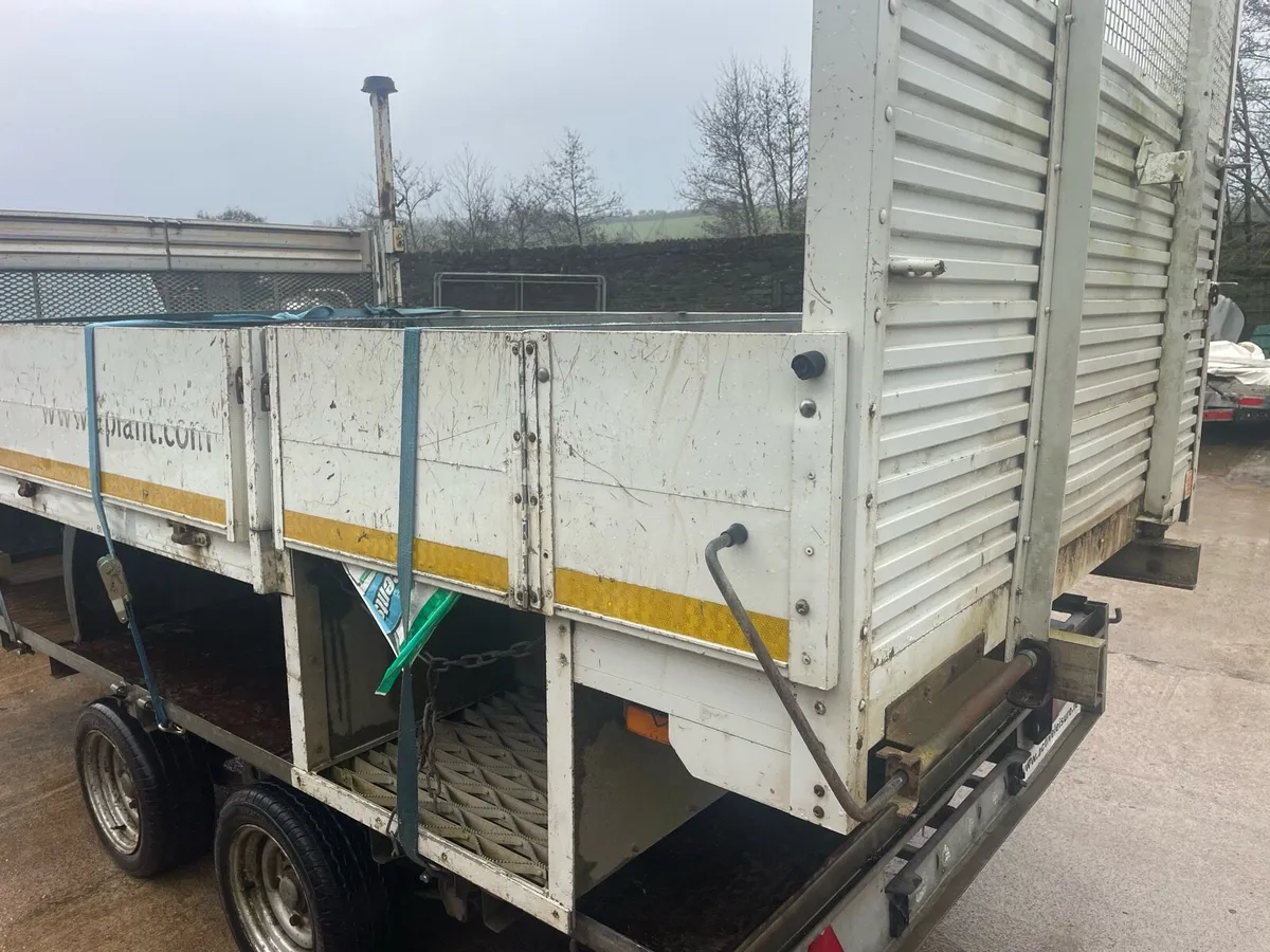 Flatbed with tail lift - Image 2