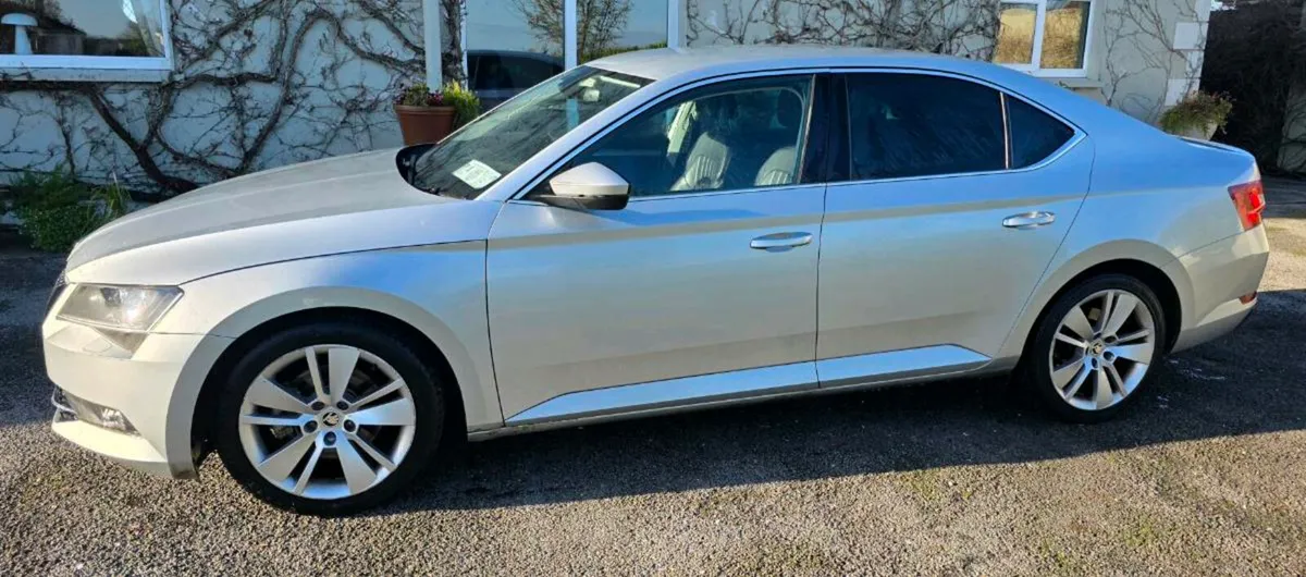 Skoda Superb 2.0 TDI Auto Executive - Top Spec - Image 3