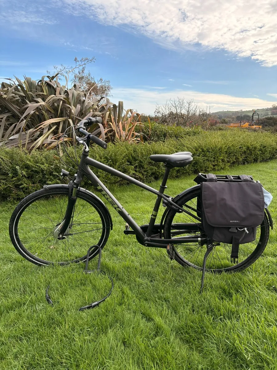 Trek District 1 City Bike (Medium) + Accessories - Image 1