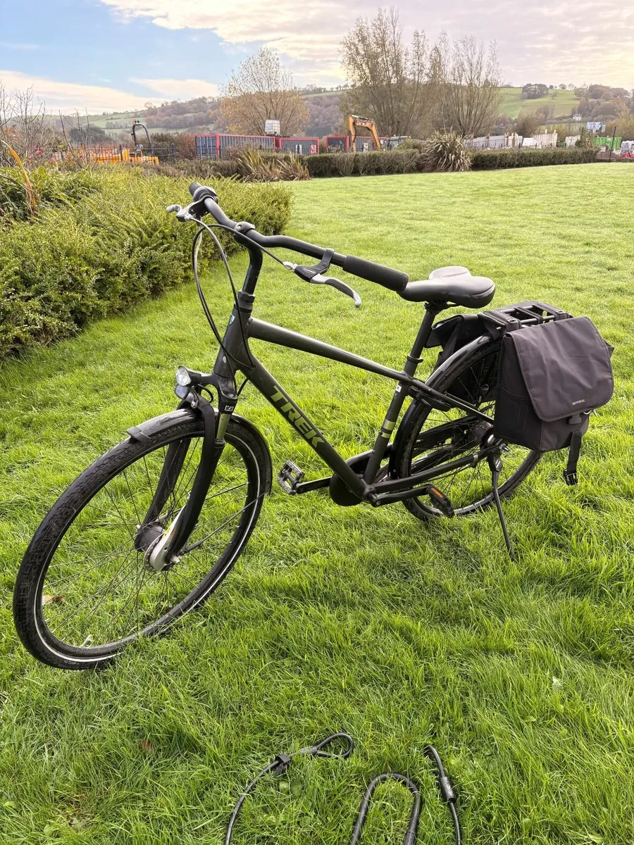 Trek District 1 City Bike (Medium) + Accessories - Image 2