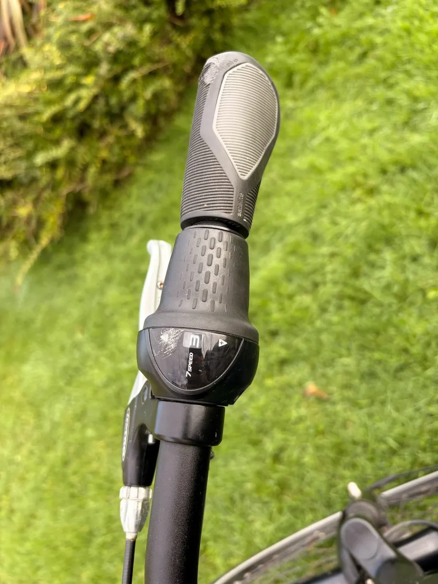 Trek District 1 City Bike (Medium) + Accessories - Image 4