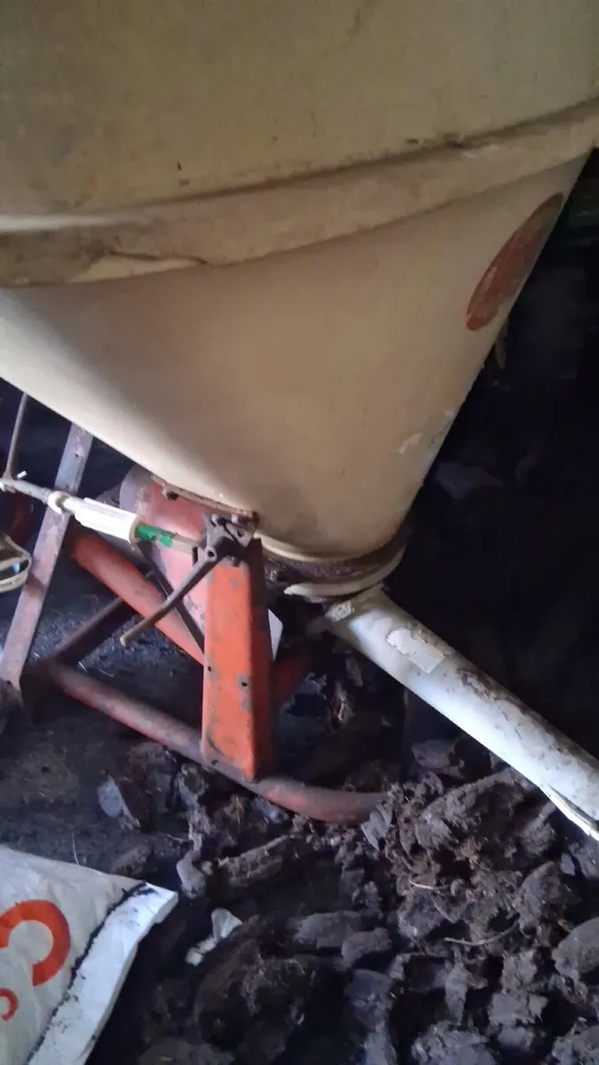 2 vicon sowers - Image 1