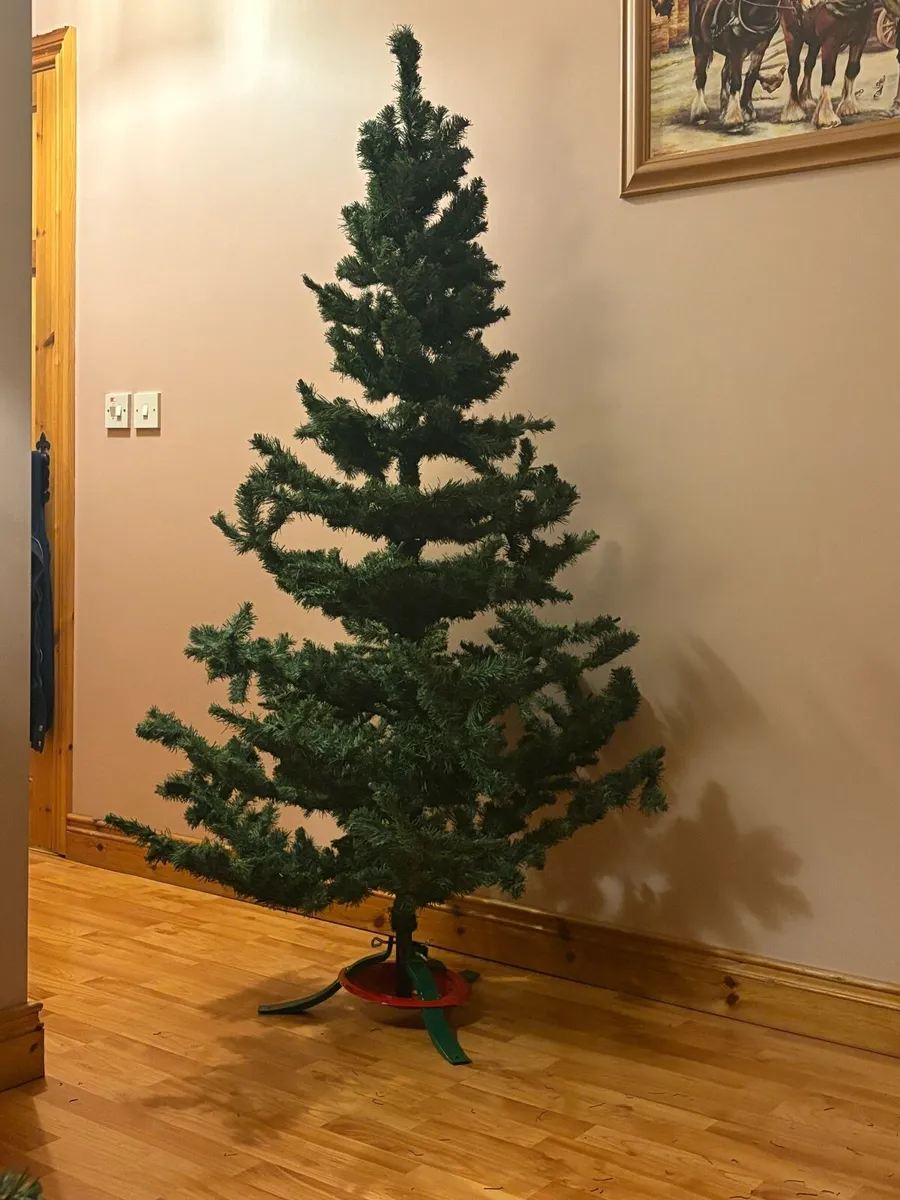 6 foot Christmas tree - Image 1