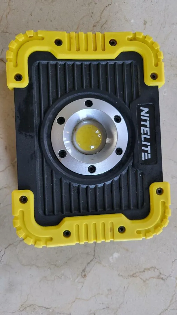 Stand up portable floodlight. - Image 2