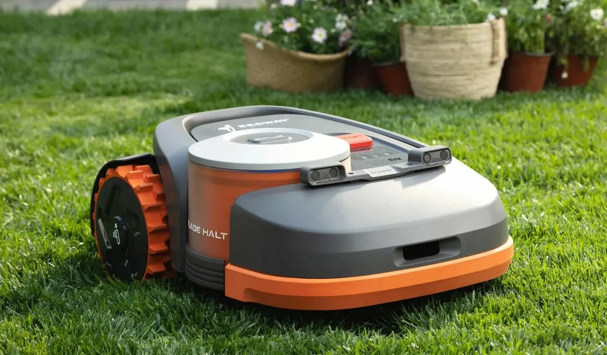 Black Friday Segway H3000E Navimow Robot Lawnmower - Image 4