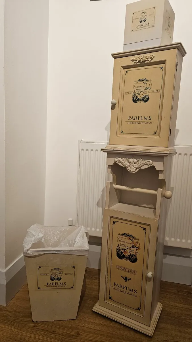 Bathroom accessories - Image 1