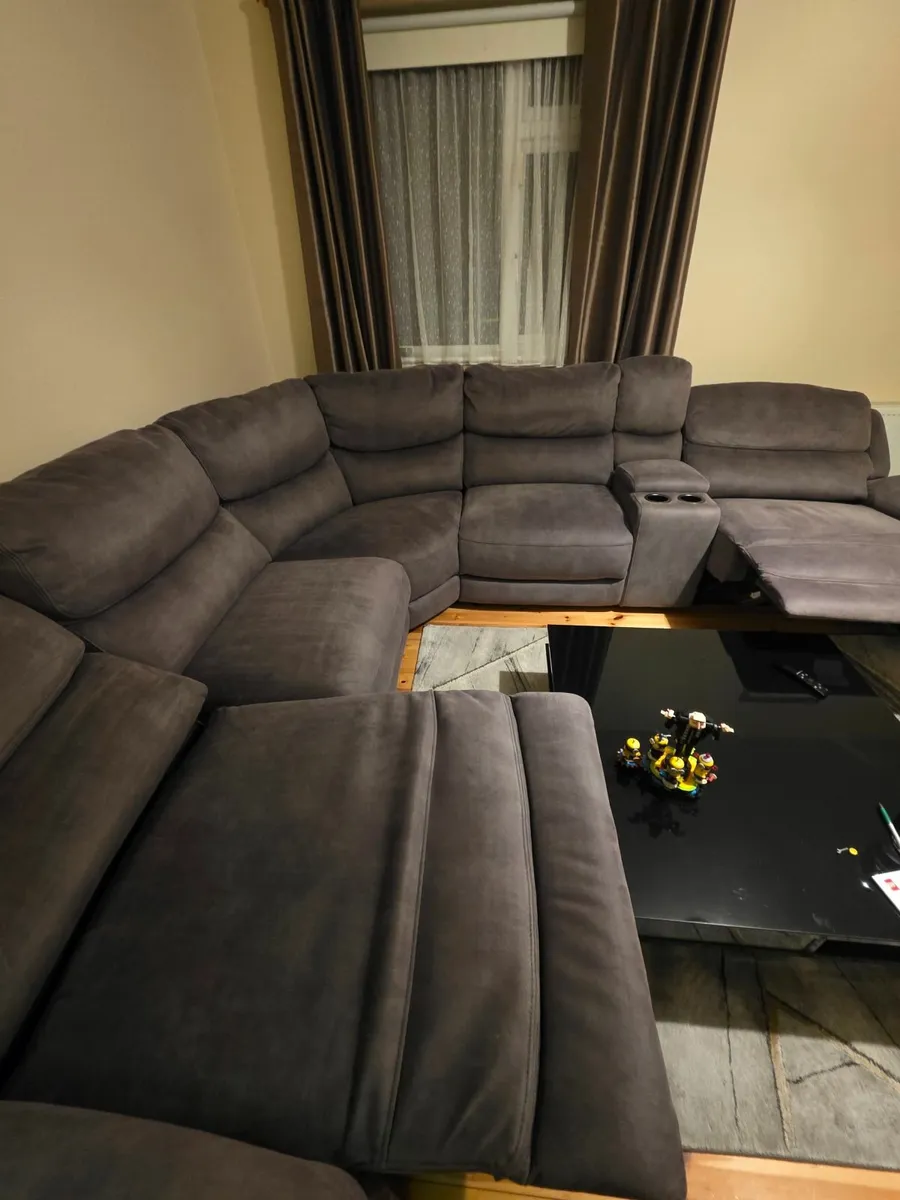 Betsy harvey norman corner electric recliner - Image 4