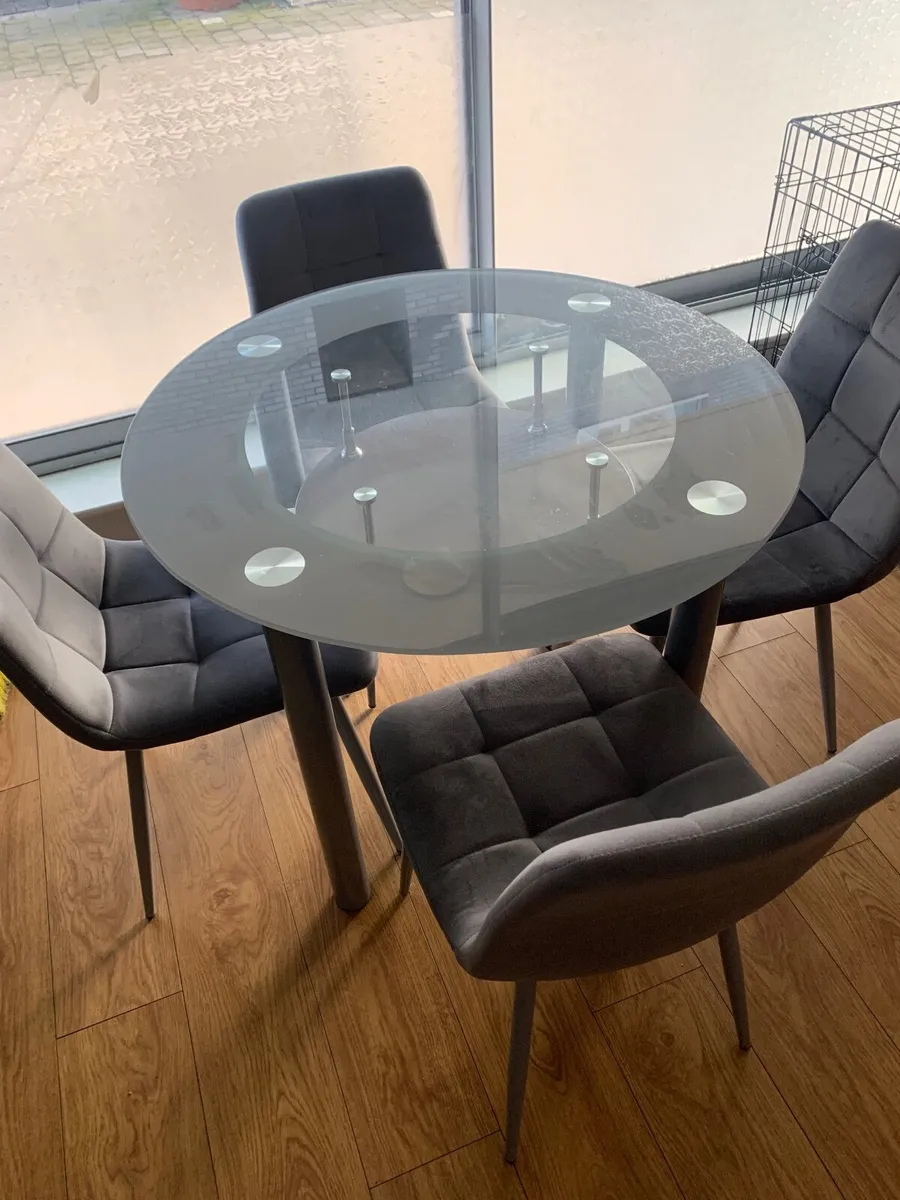 Table and chairs - Image 3