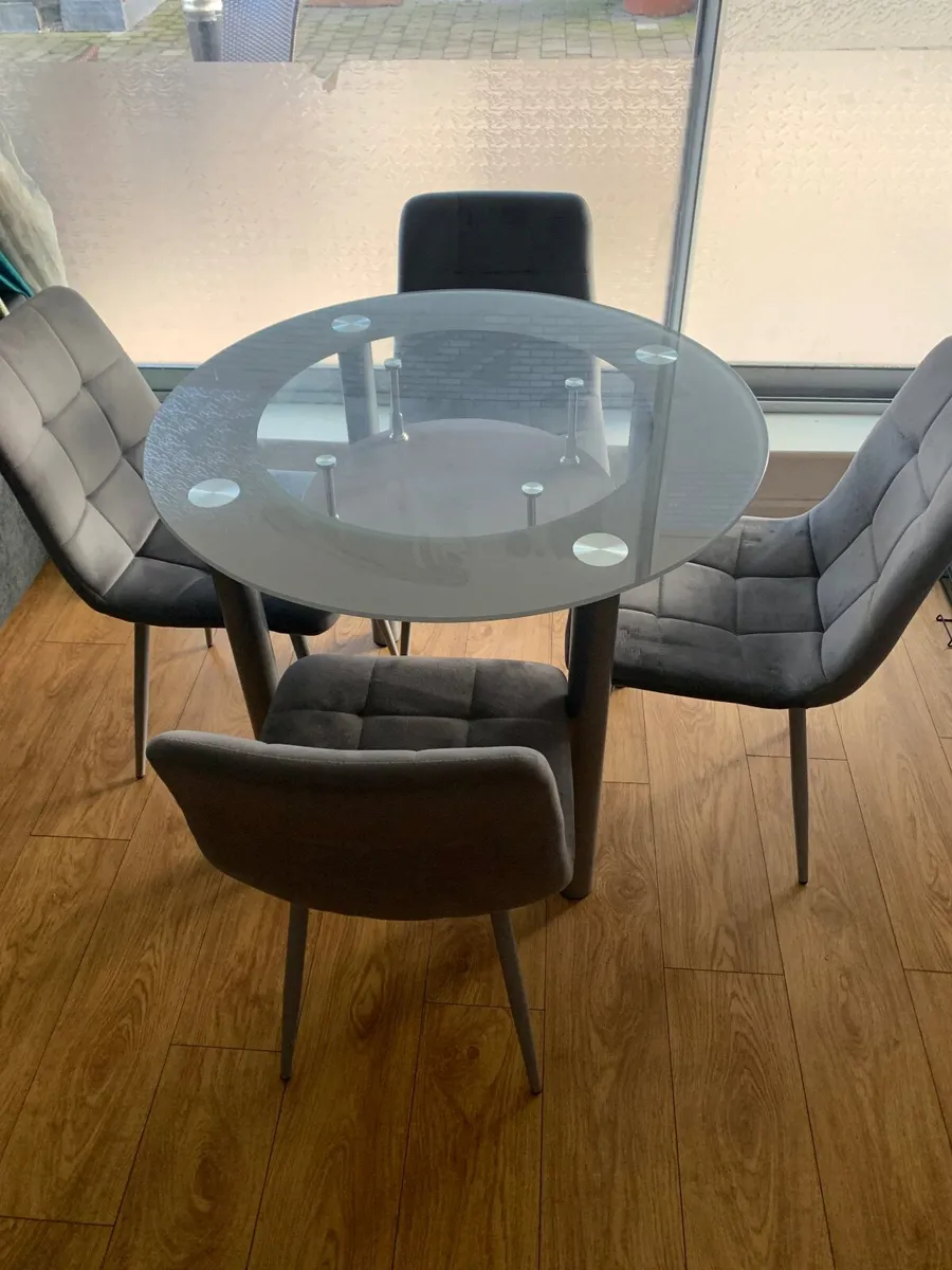 Table and chairs - Image 4