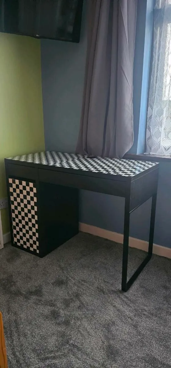 Study desk - Image 1