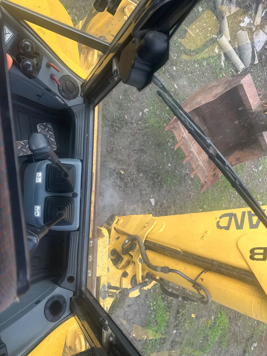 New Holland LB110b - Image 4