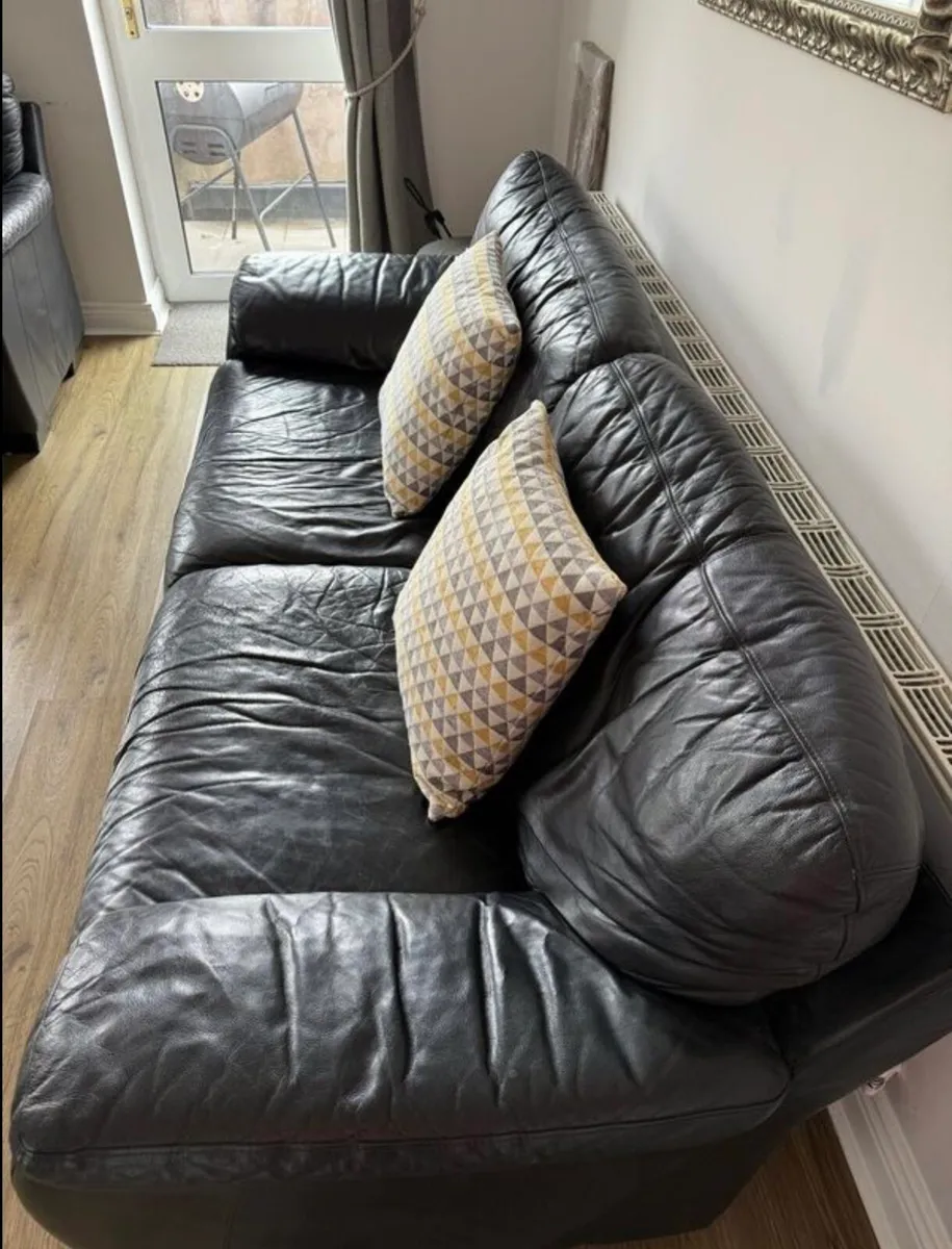 Black leather sofa, in very good condition - Image 3