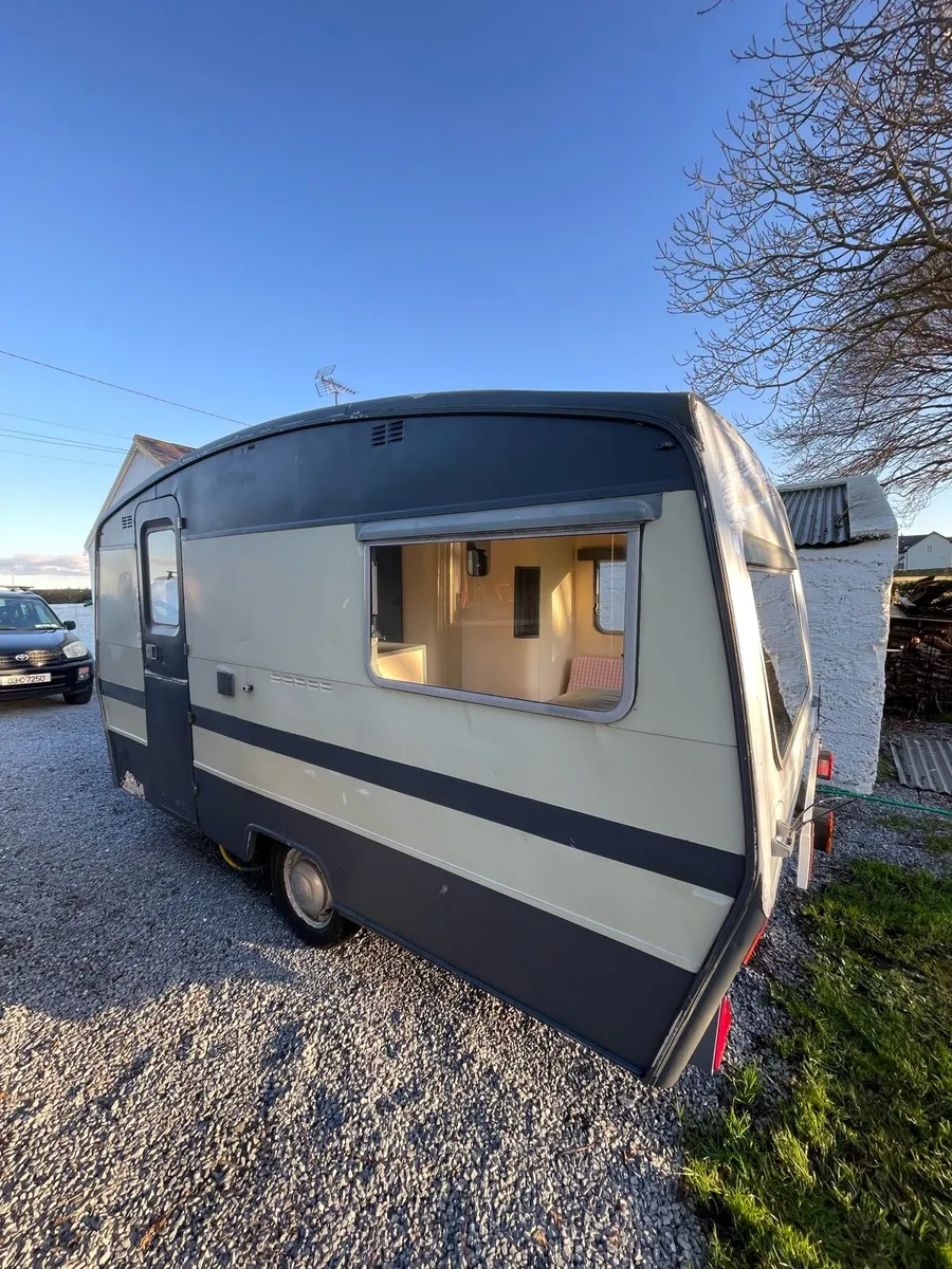 Vintage caravan - Image 1