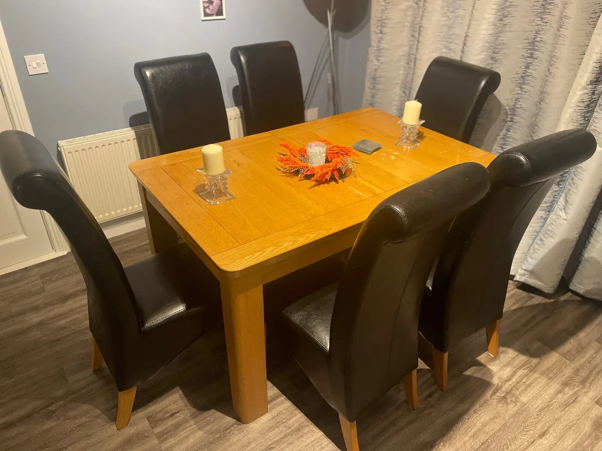 Extendable Dining/Kitchen table + 6 leather seats - Image 1