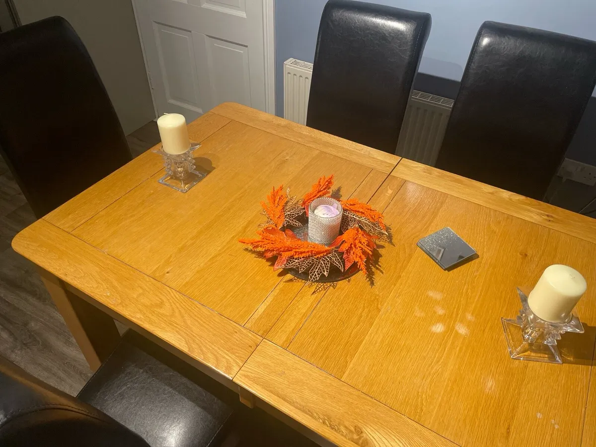 Extendable Dining/Kitchen table + 6 leather seats - Image 4