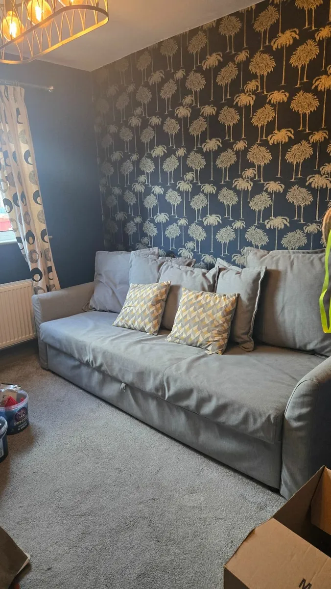 Day bed/ pull out couch - Image 2