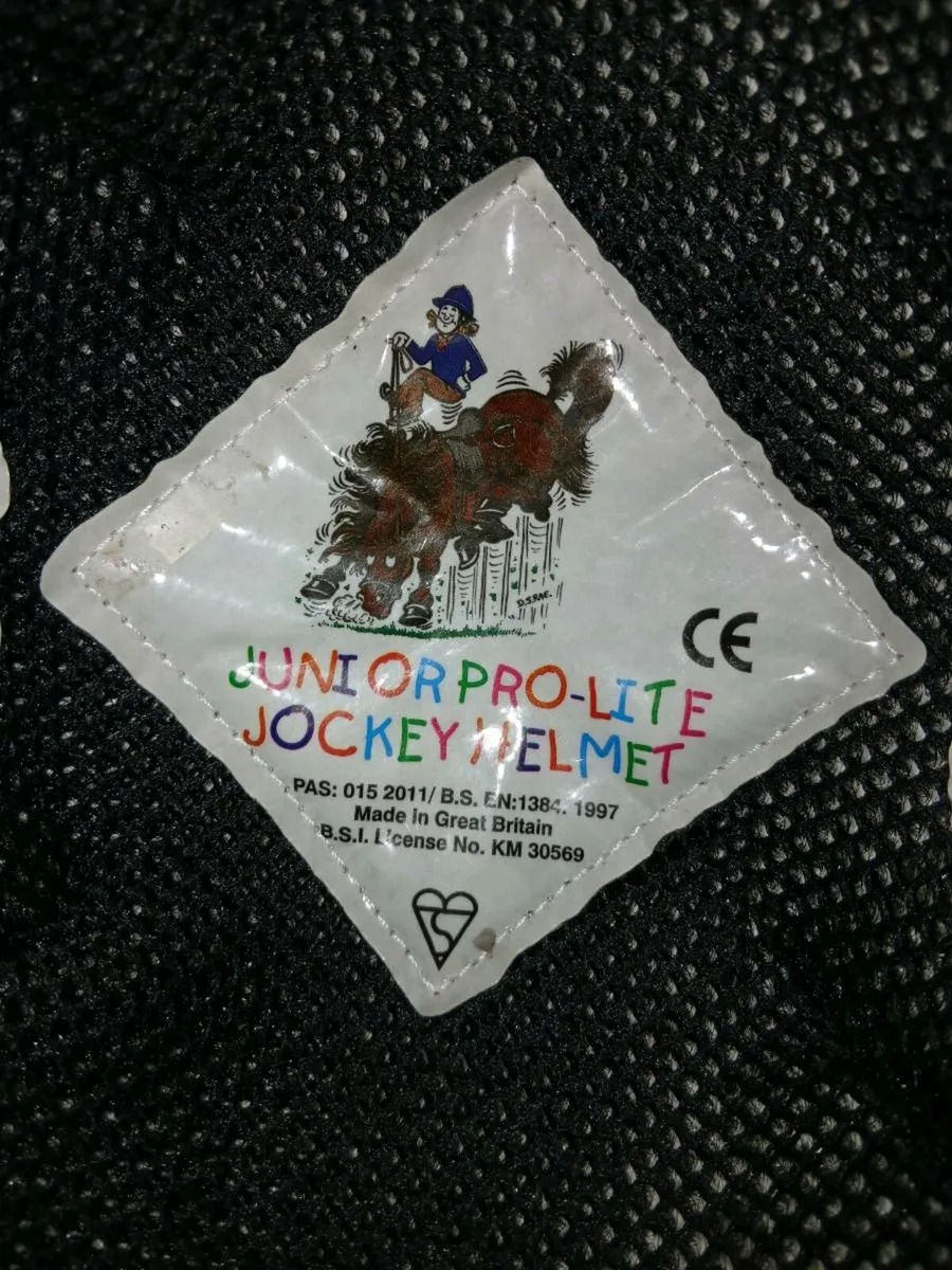 Child's horse riding helmet - Image 3