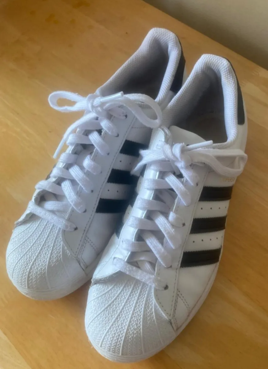 Ladies superstars and puma trainers sz 8 - Image 1